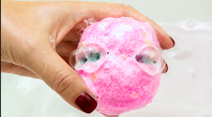 Gehen Bathbomben vor oder nach dem Wasser ein?
