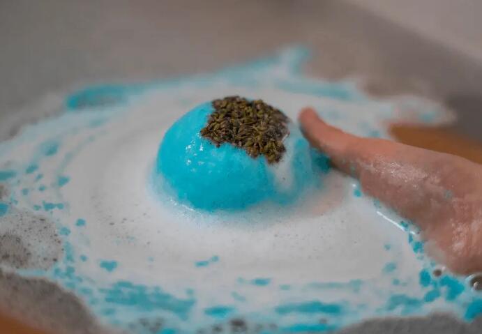 Wie man mit Badebomben umgeht, die sich nicht in Wasser auflösen